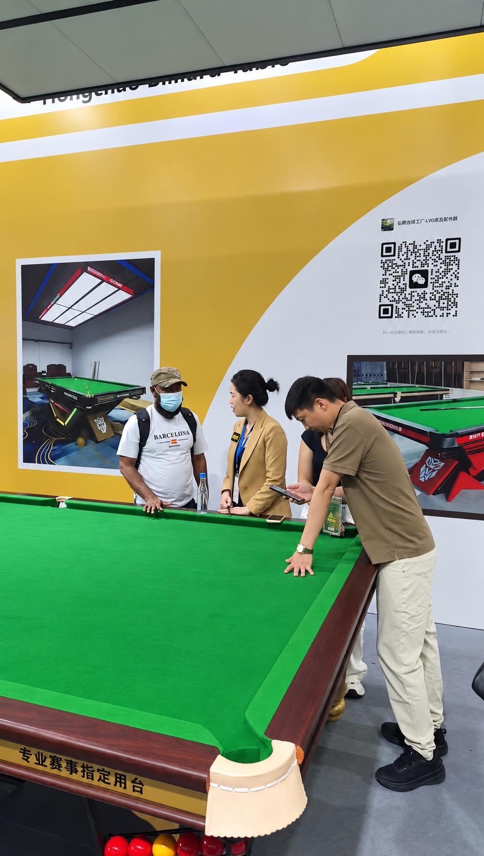Hongchao team discussing product requirements with an international customer