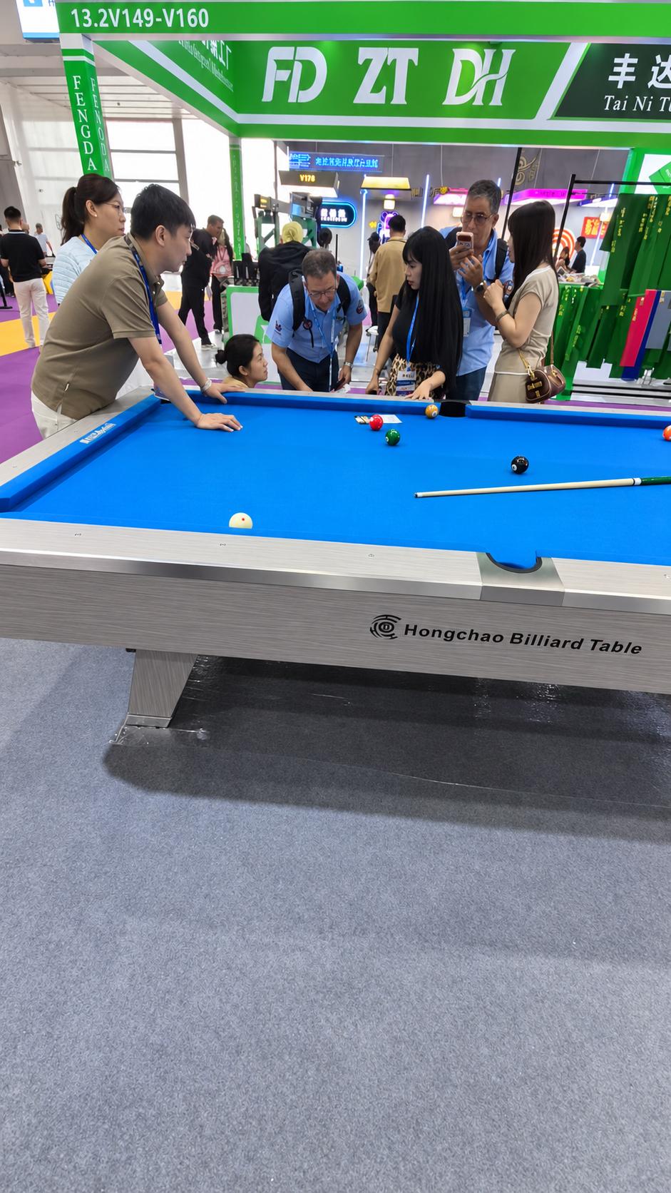 Face-to-face communication between Hongchao and an international customer